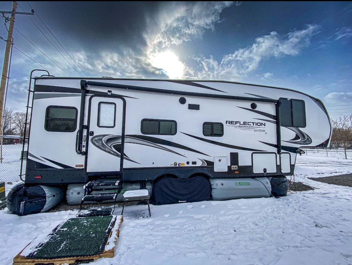 Vinyl skirt for outlet trailer