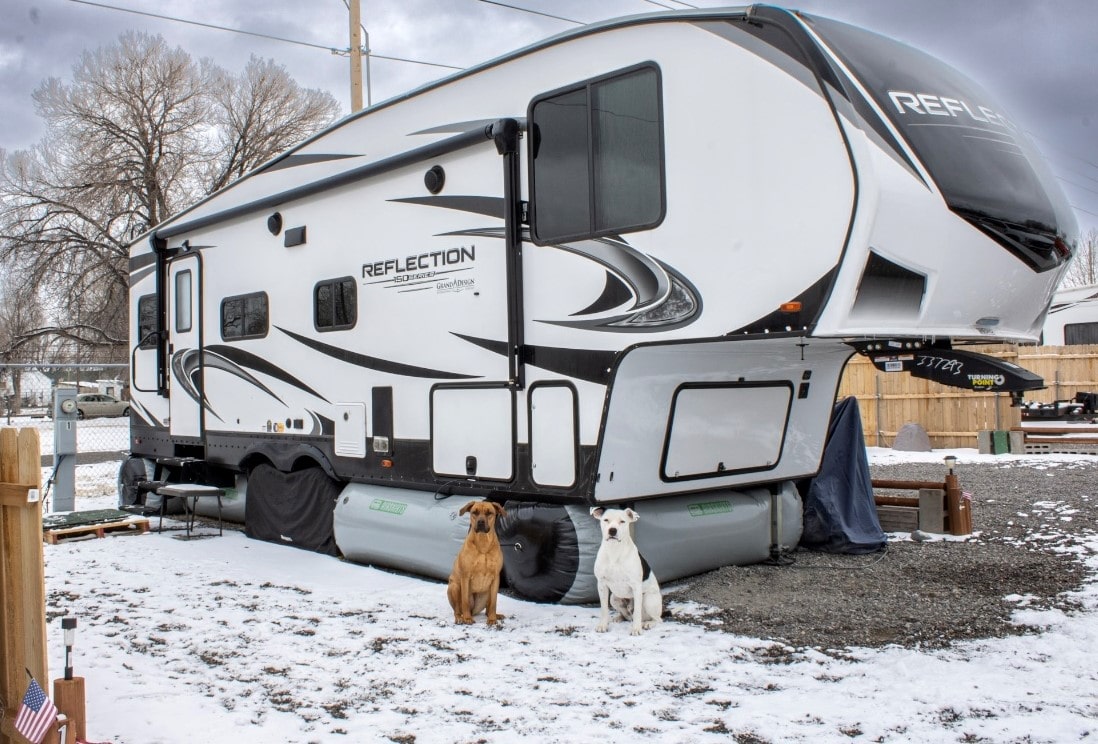 https://cdn.airskirts.com/wp-content/uploads/2022/04/grand-design-reflection-rv-skirts-with-dogs-posing-on-snow.jpg